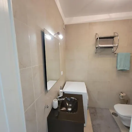 Newly Remodeled 2bd Brilliant Oura Strip 9min