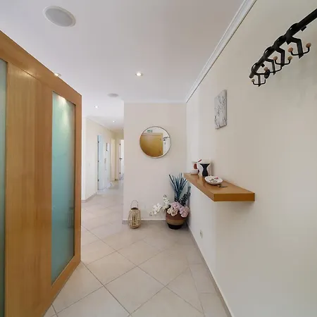 Newly Remodeled 2bd Brilliant Oura Strip 9min *