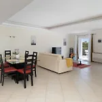 Newly Remodeled 2bd Brilliant Oura Strip 9min Apartman *